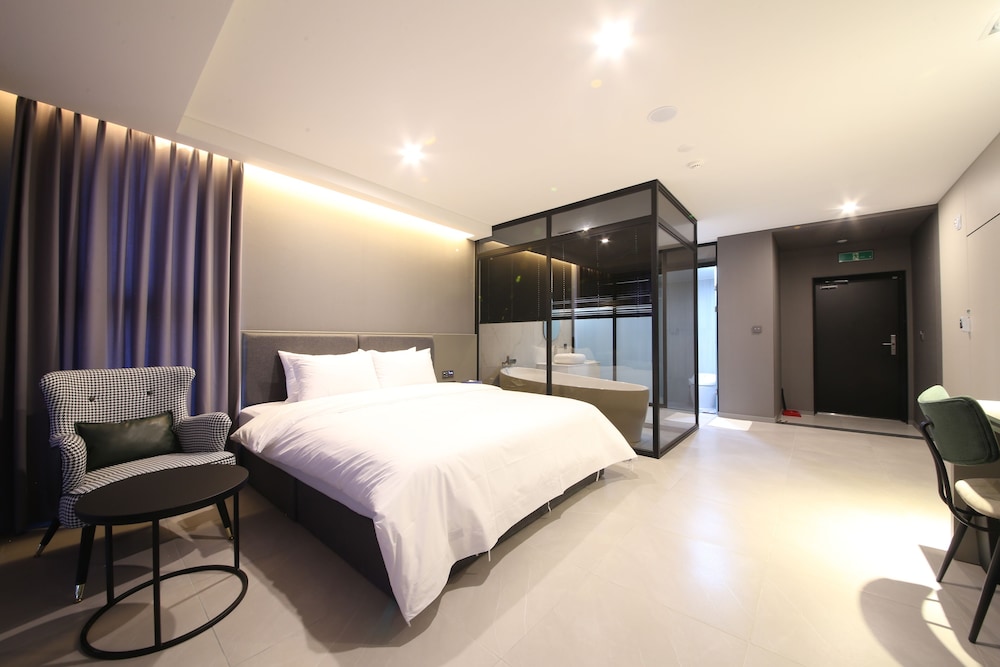 Deluxe Double Room, 1 King Bed - Photo 1