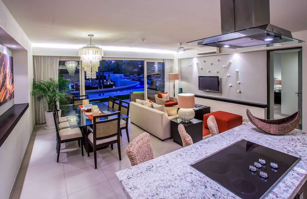 One-bedroom Swim-up Suite 1 King Bed