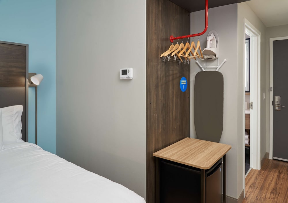 Room, 1 King Bed, Accessible (Mobility & Hearing, Roll-In Shower) - Photo 3