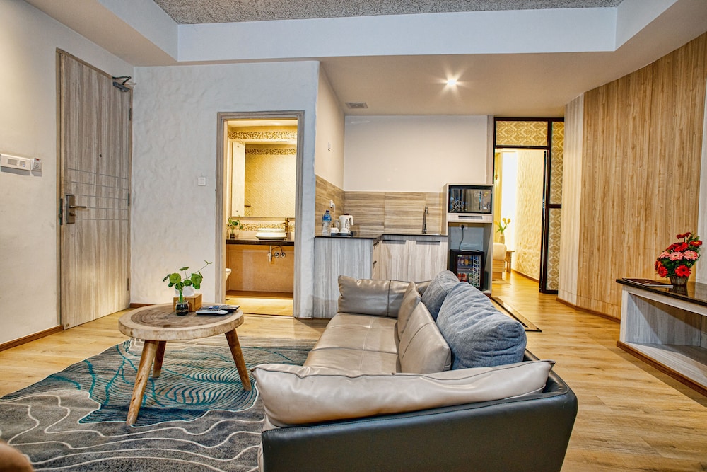 Executive Room - Photo 8