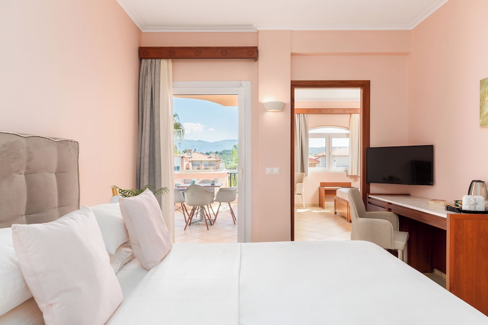Family Suite, 2 Bedrooms, Connecting Rooms, Corner photo 1