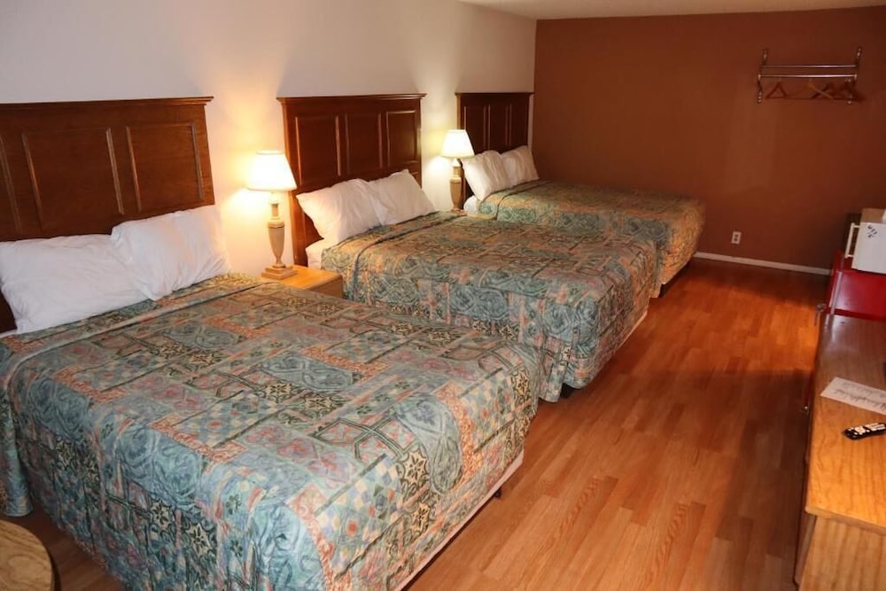 Standard Room, Multiple Beds, Non Smoking (Not Pet Friendly) photo 1