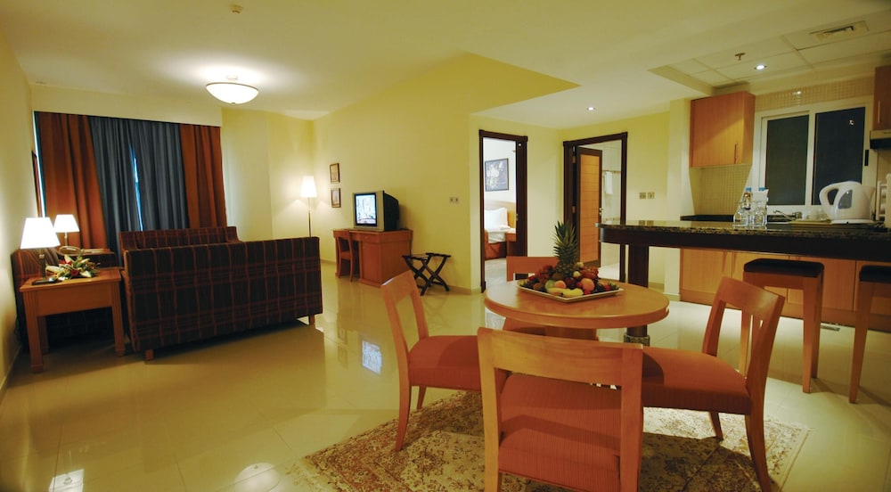 Suite, 1 King Bed, Kitchen photo 3
