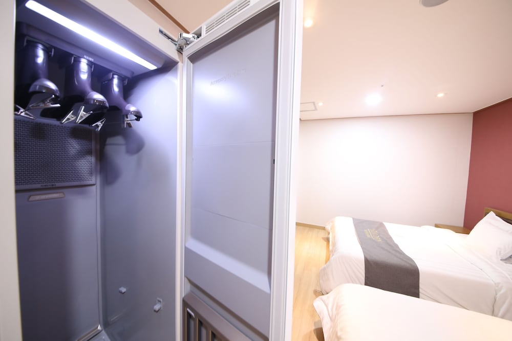 Standard Twin Room (Air Purifier + Styler) photo 2