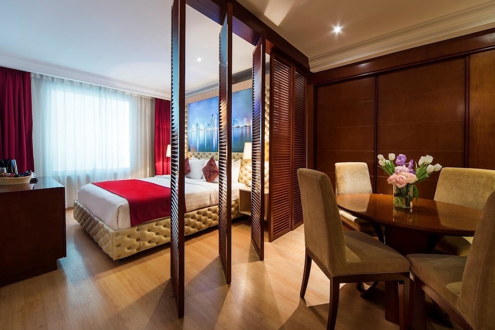 Executive Suite, 1 Queen Bed, Non Smoking (Dining Table) photo 1