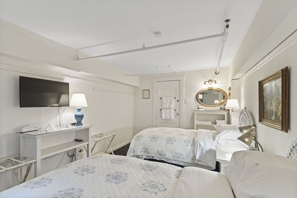 Room, Multiple Beds (with Shared Bathroom)