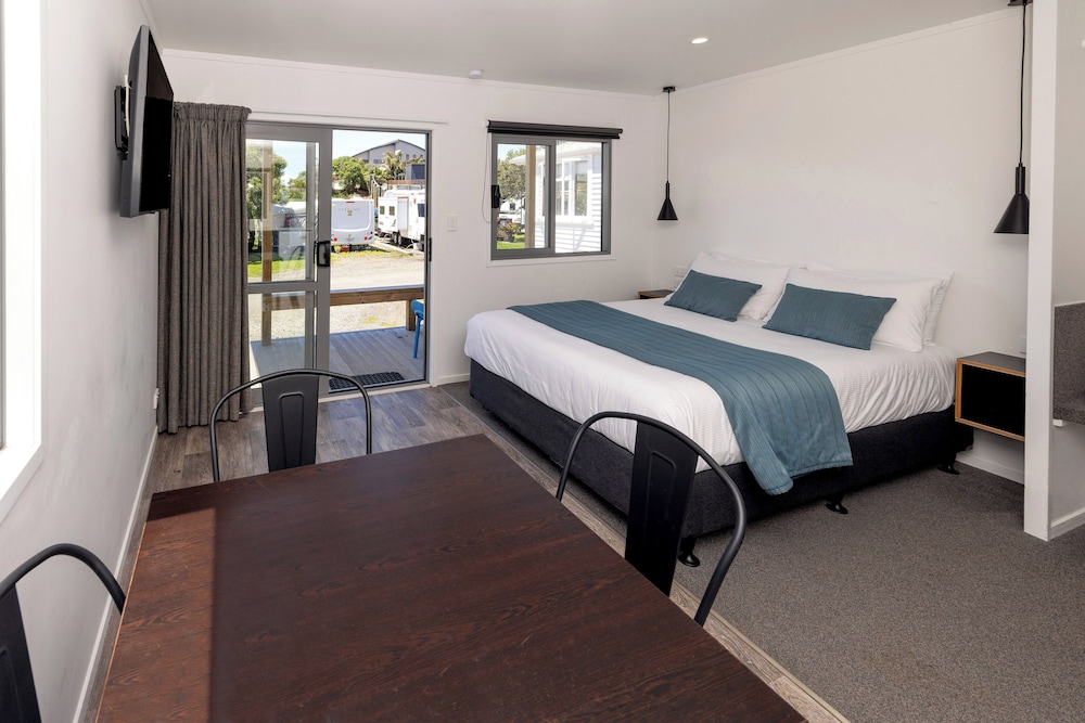 Elite Cabin, Multiple Beds photo 3