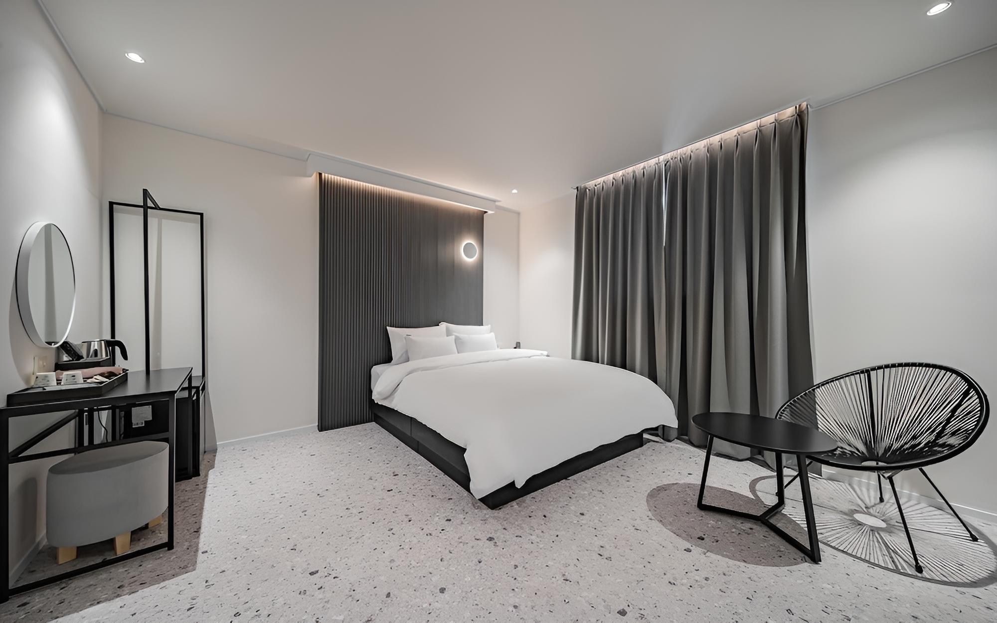 Room (Bathtub Room)