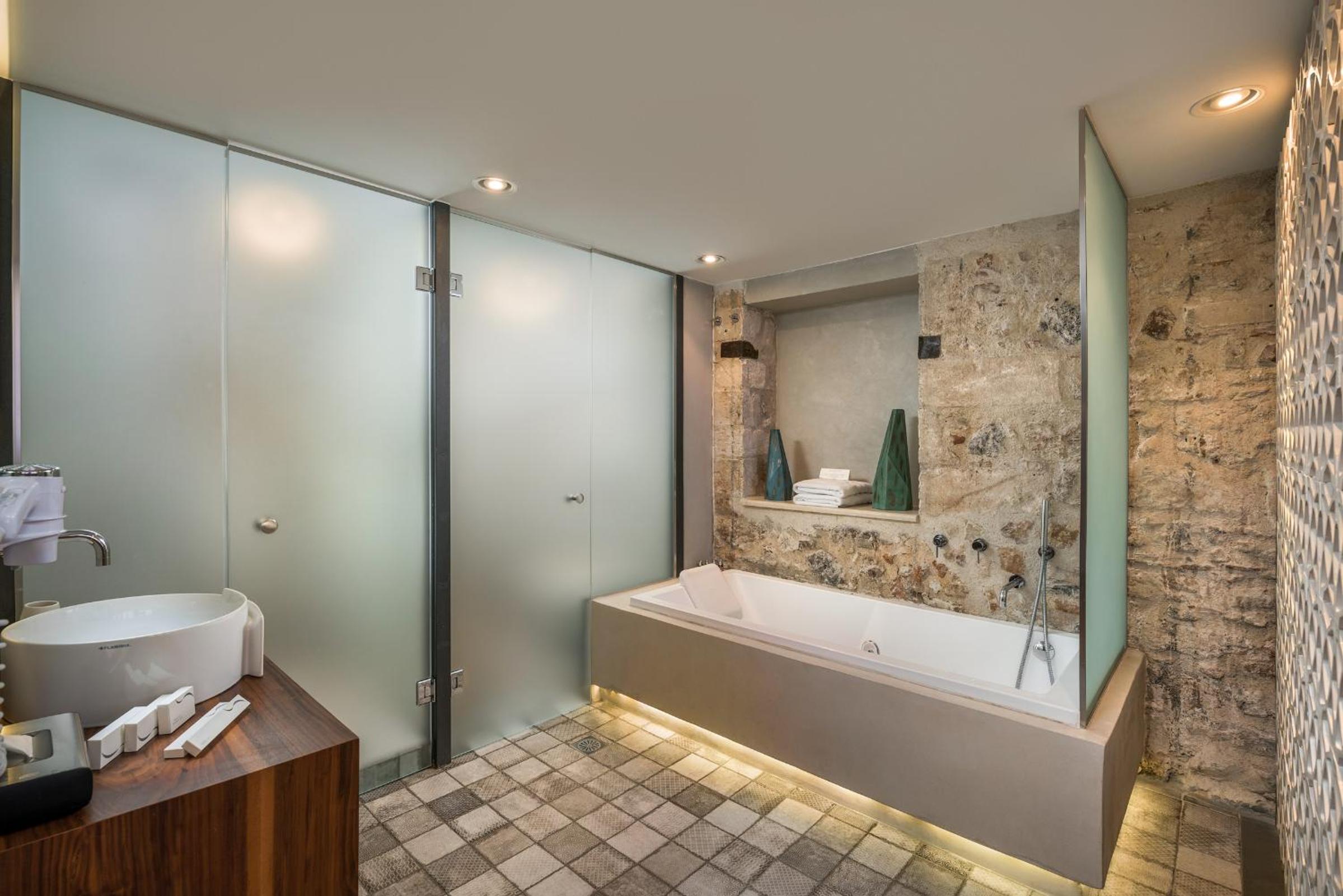 Duplex Suite with Spa Bath photo 2