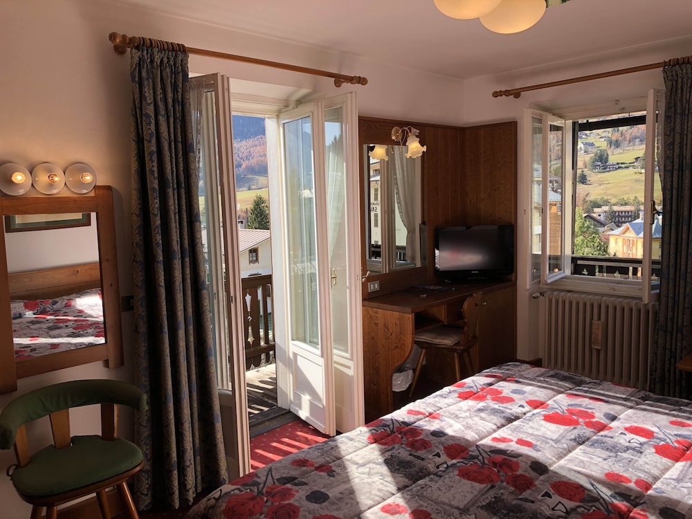 Panoramic Double or Twin Room, Balcony, Mountain View photo 2