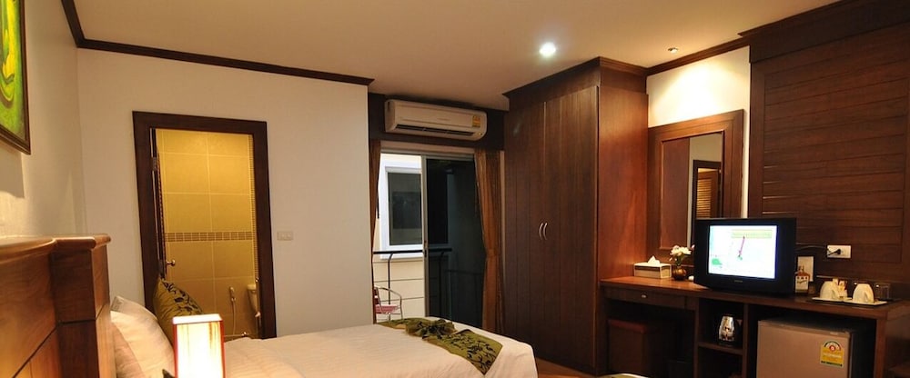 Superior room backside (No view) - Photo 8