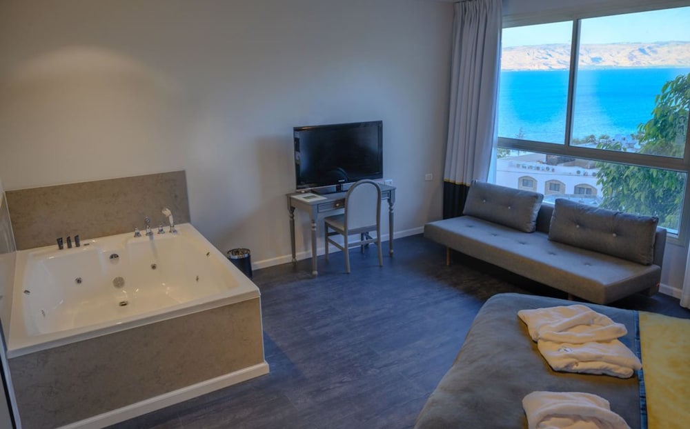Deluxe Double Room, Jetted Tub photo 2