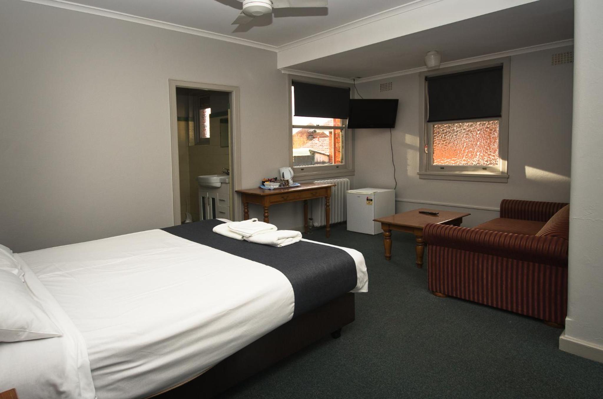 Standard Queen Room with Ensuite - Photo 3
