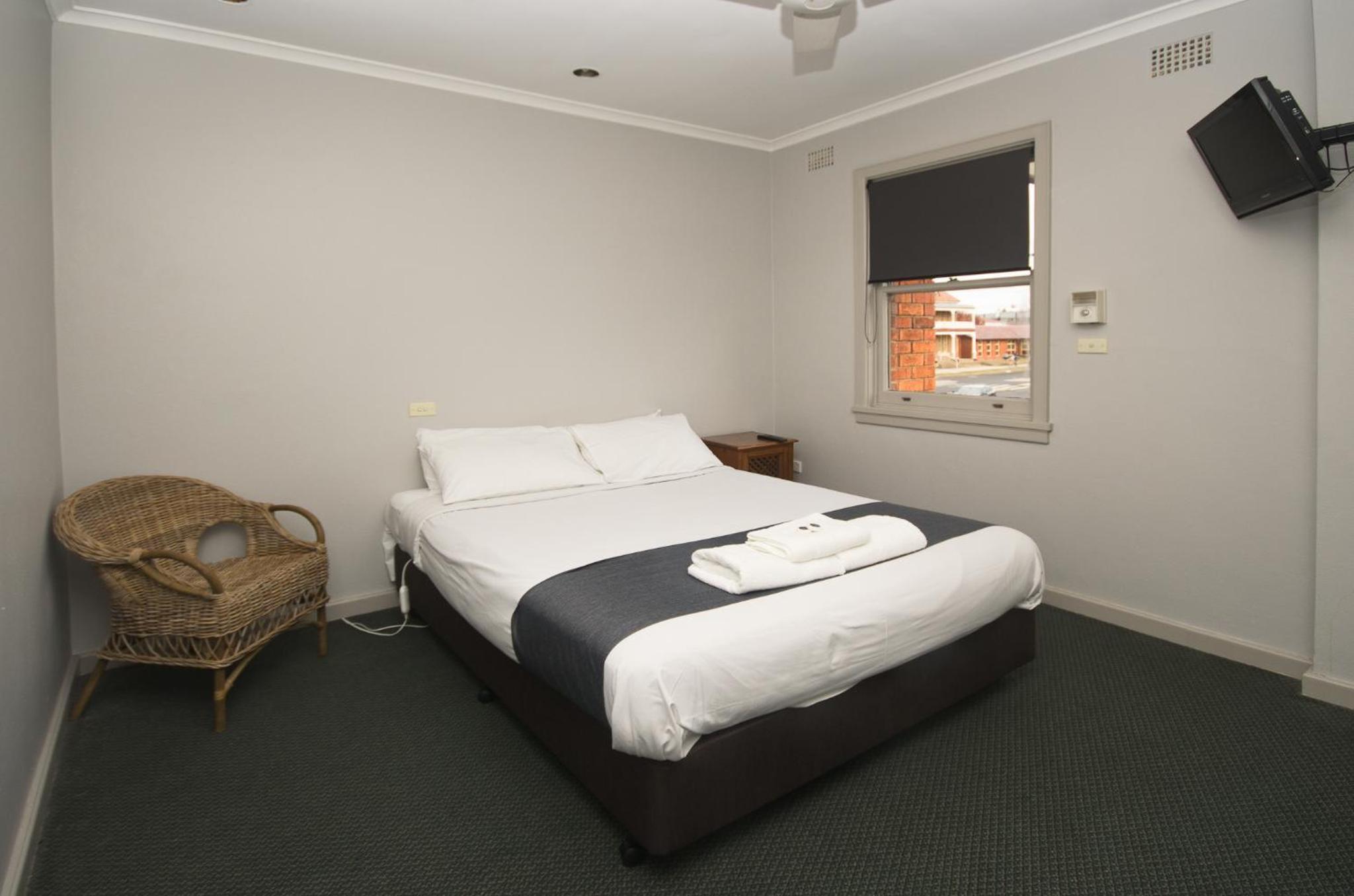 Standard Queen Room with Ensuite - Photo 2