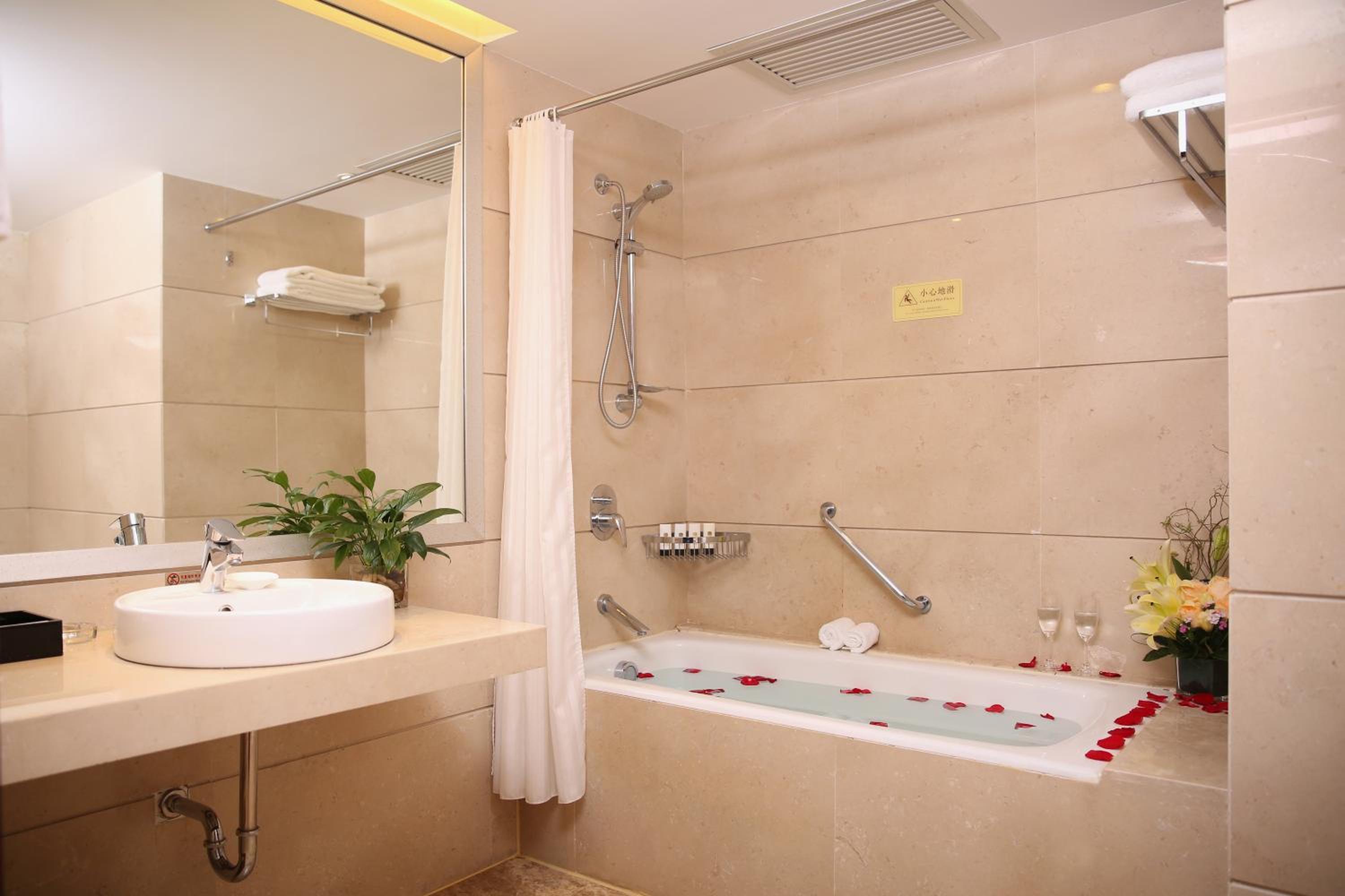 Exclusive Deluxe Suite - Photo 2