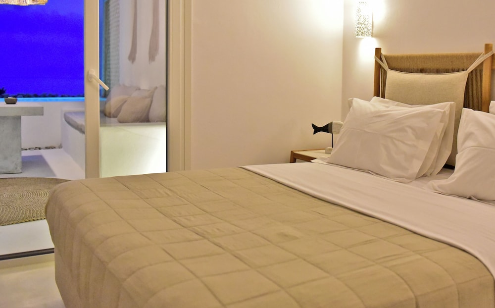 Family luxury suite with private pool and sea view photo 1
