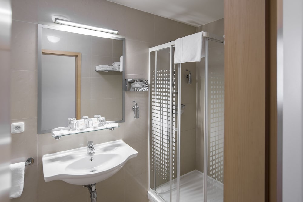 Double Room Single Use thumbnail 6