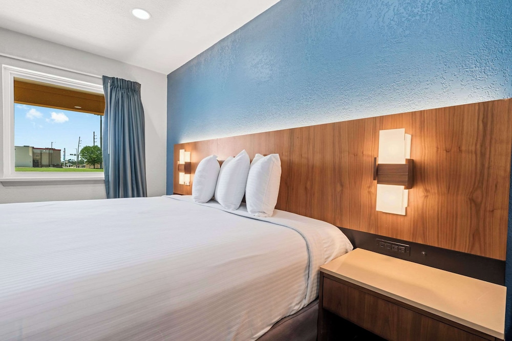 Standard Room, 1 King Bed, Non Smoking photo 2