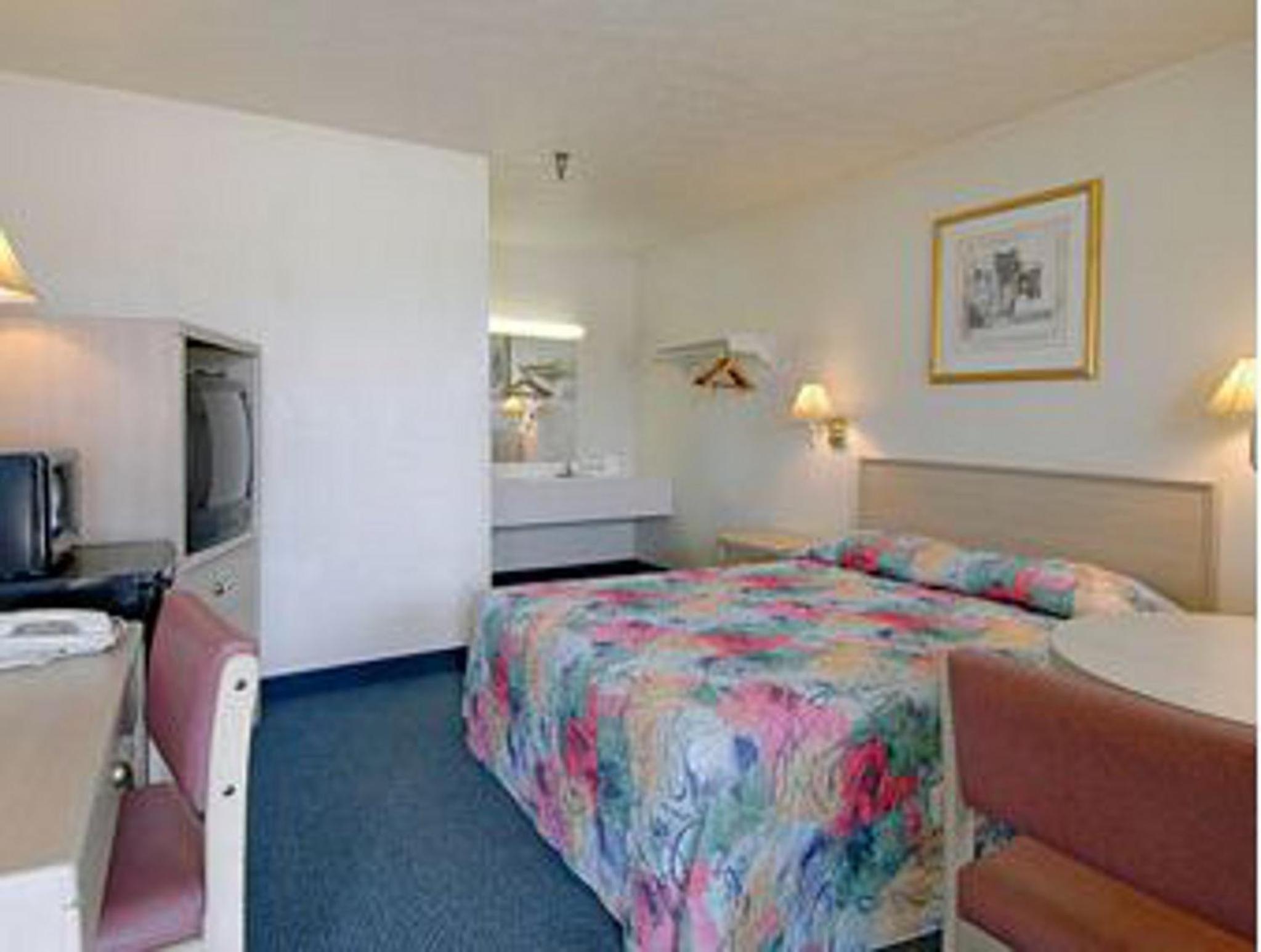 Deluxe King Suite photo 3