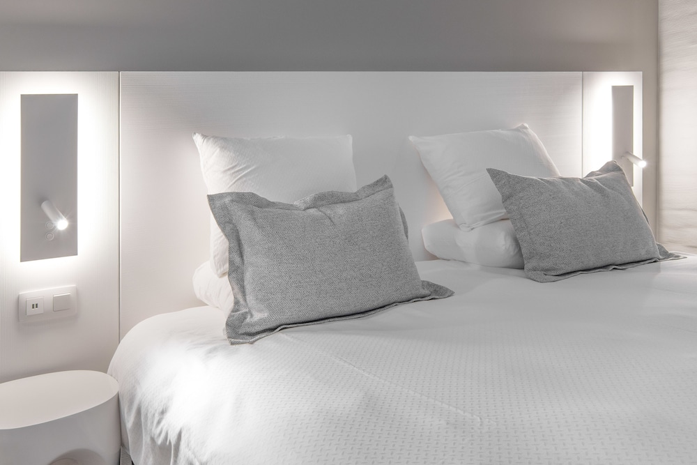 Executive Room thumbnail 6