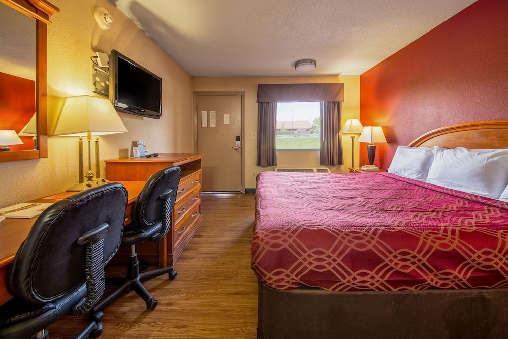 Standard Room, 1 King Bed, Non Smoking - Photo 4
