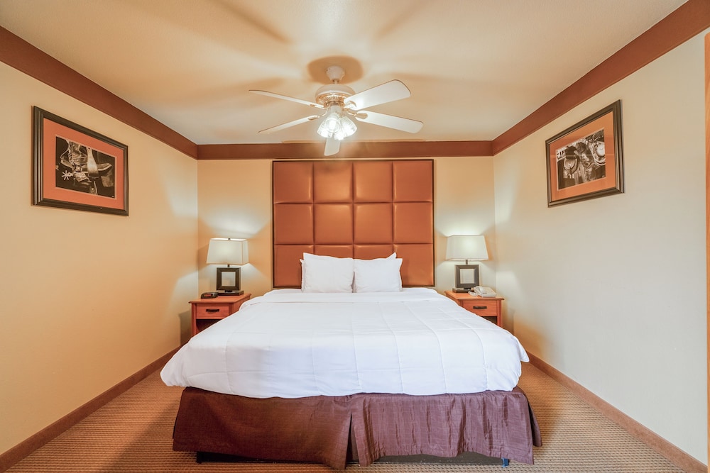 Suite, 1 King Bed, Non Smoking (Jacuzzi Tub) - Photo 1
