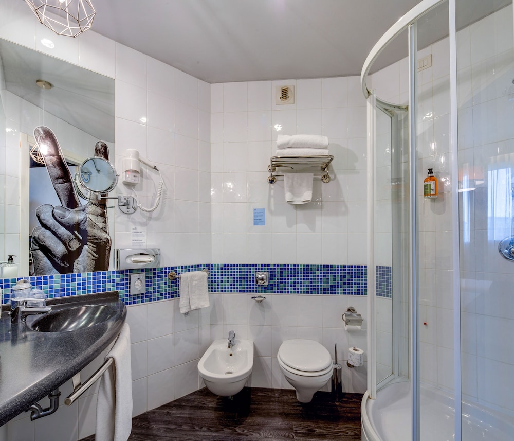 Standard Room, 2 Twin Beds, Smoking - Photo 9