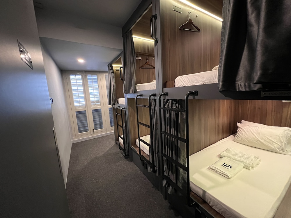 Private Room with 6 Single Pods photo 3