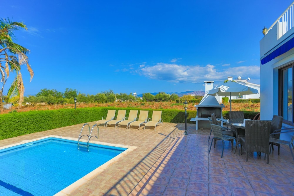 Villa, Smoking photo 3