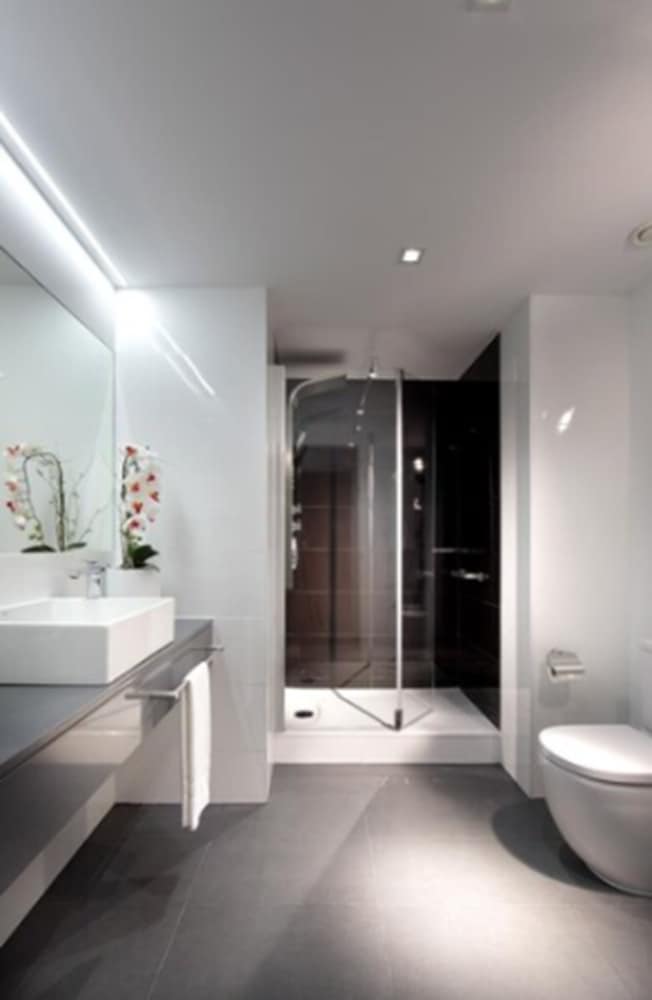 Double Room Single Use thumbnail 6