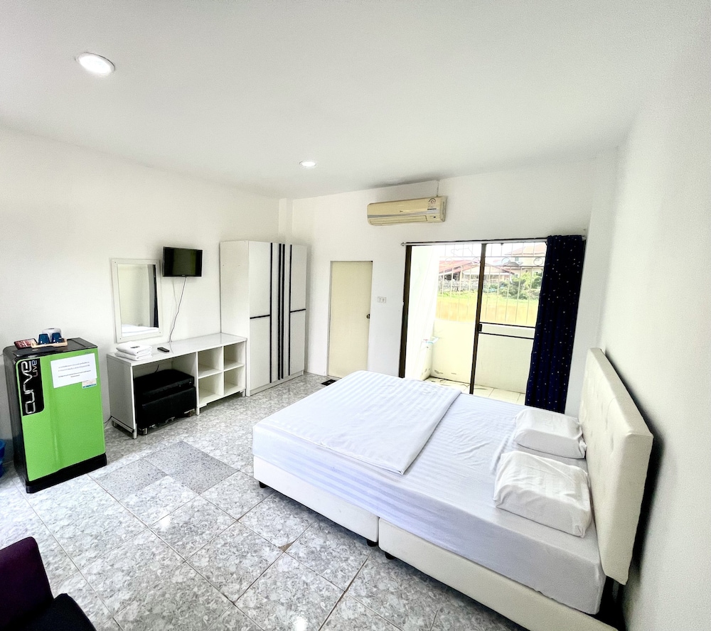 Standard Room, 1 King Bed, Non Smoking photo 3