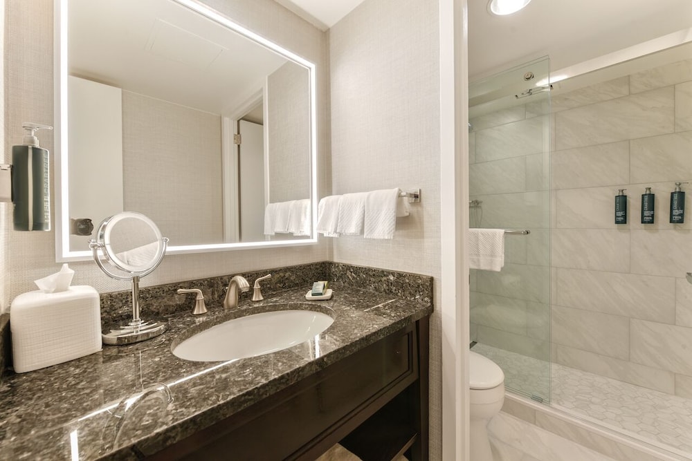 Room, 1 Queen Bed, Accessible (Hearing) - Photo 8