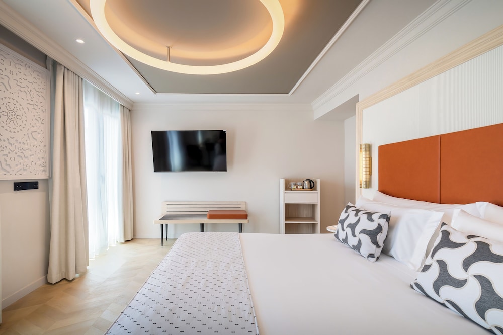 Deluxe Room - Photo 5