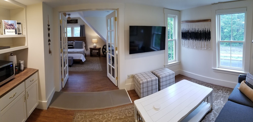 Suite, 1 King Bed photo 2