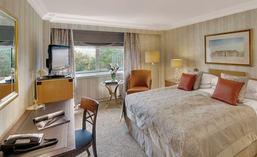 Classic Room, 1 King Bed, Accessible Bathtub, Club Lounge Access (Accessible Bathtub)