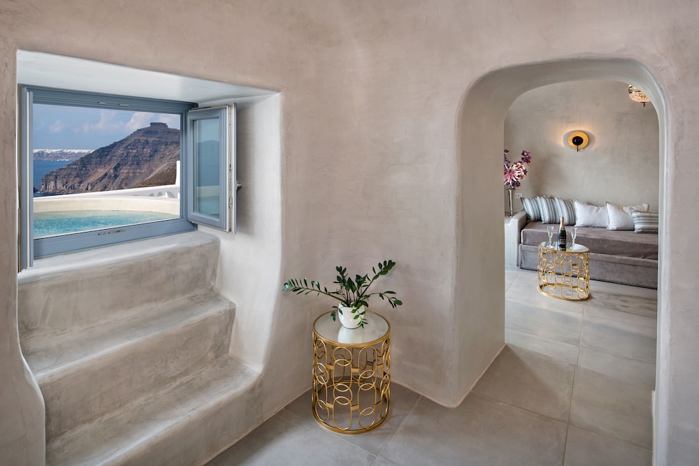 Cave Suite with Outdoor Hot Tub - Photo 4