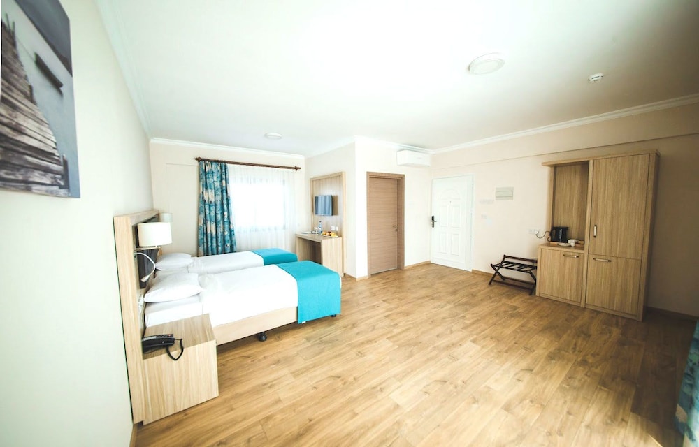 Room, Accessible photo 1