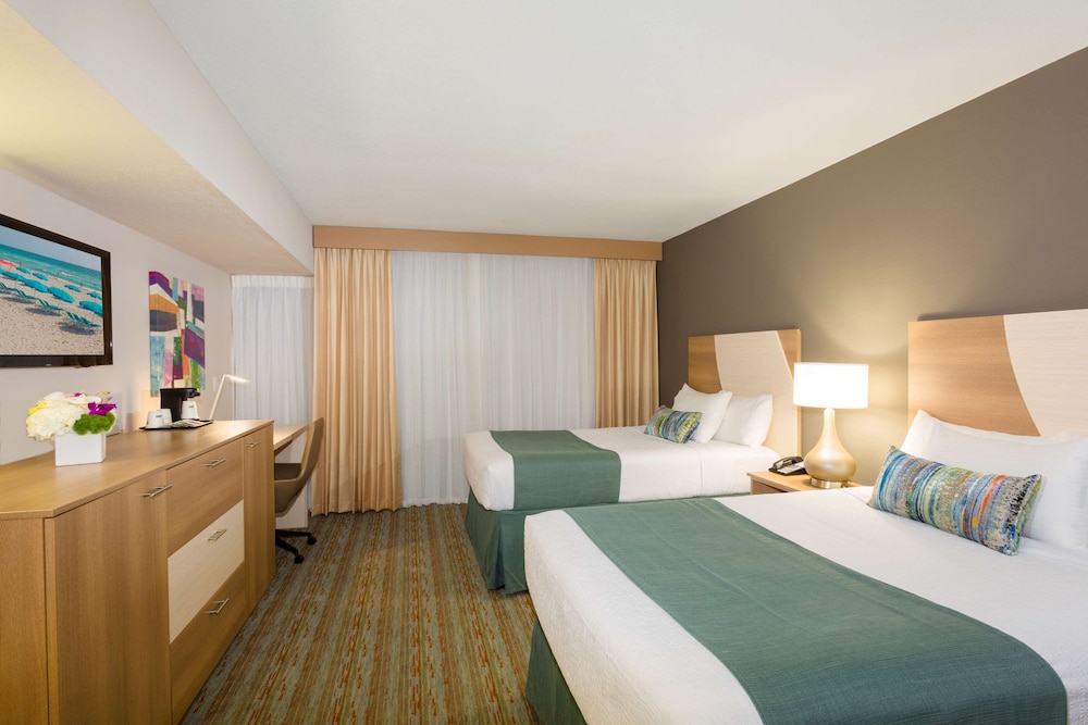 Standard Room, 2 Double Beds, Non Smoking, Refrigerator - Photo 4