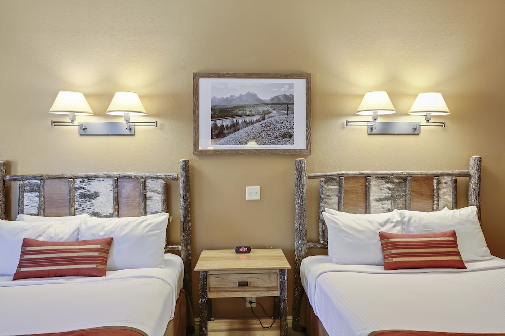 Deluxe Cabin, 2 Queen Beds photo 3