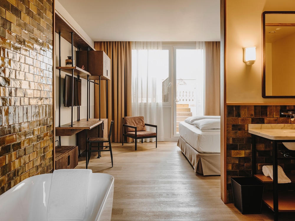 Superior Room, 1 King Bed, Terrace photo 3