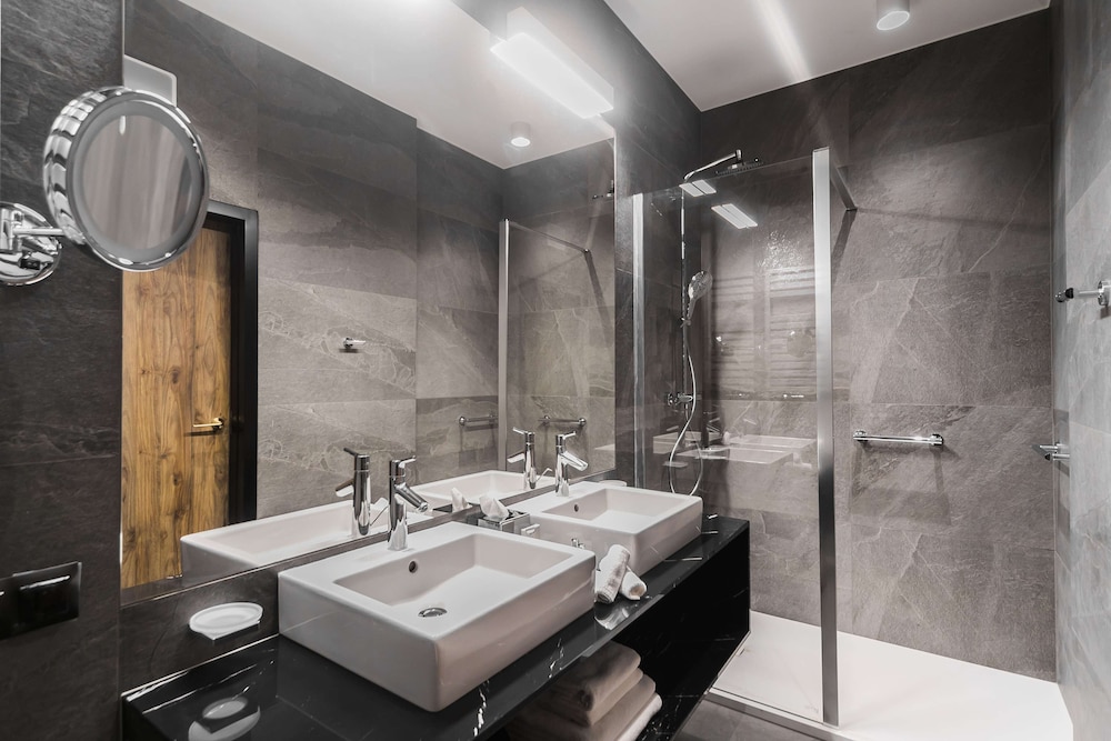 Suite, 1 Bedroom, Balcony - Photo 10