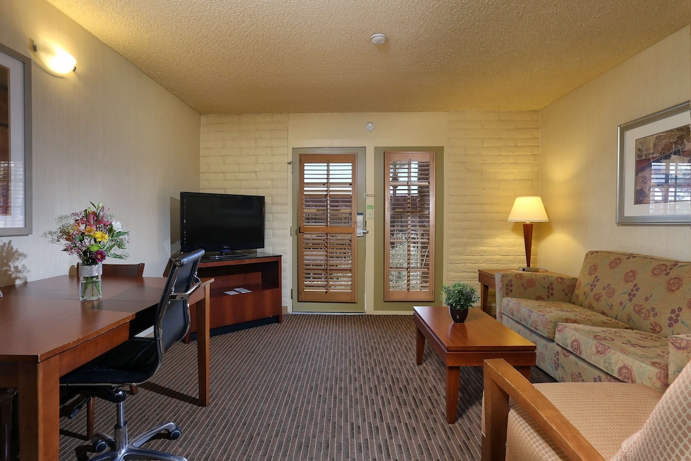 Suite, 2 Double Beds - Photo 3