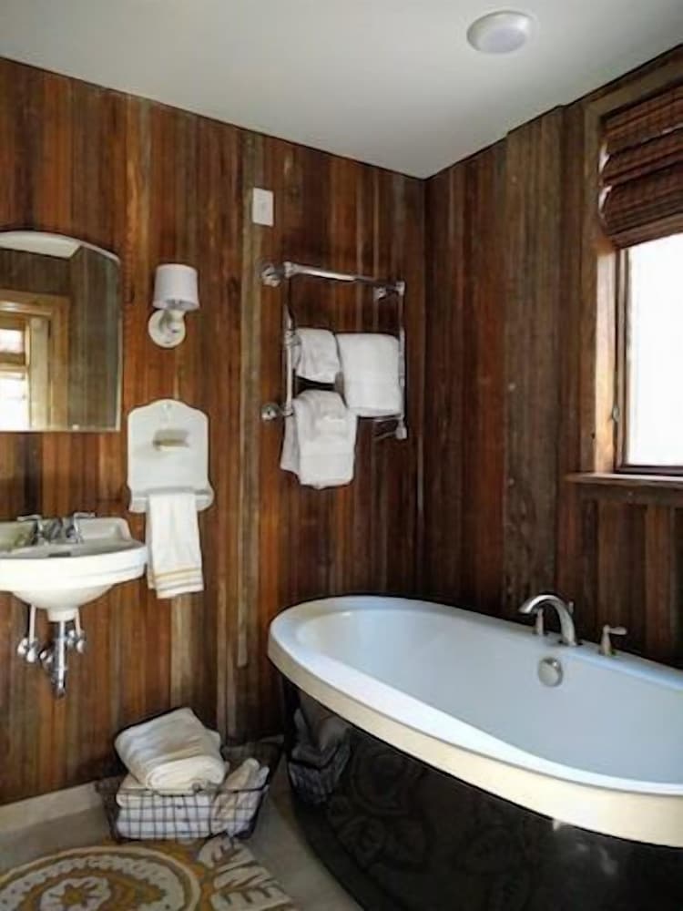 Standard Cabin, Private Bathroom (Bedford) photo 3