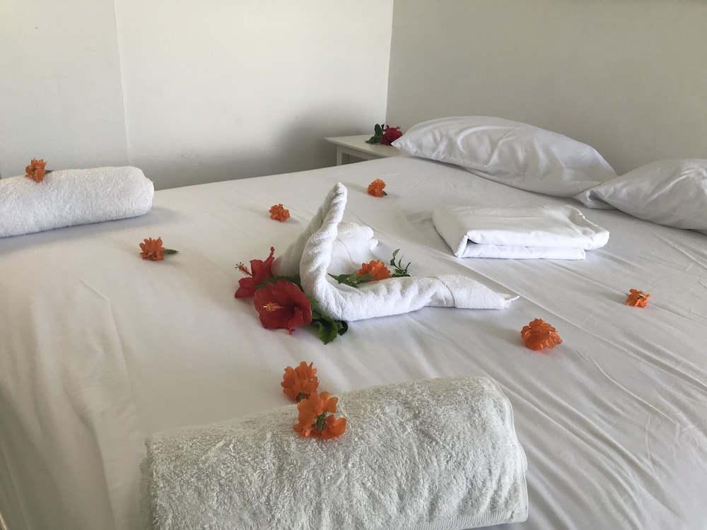 Basic Single Room, 1 Queen Bed photo 2