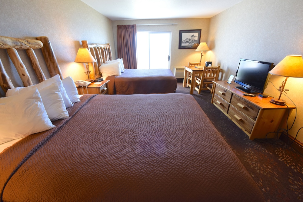 Room 2 Queen beds Lakeside with Balcony photo 2