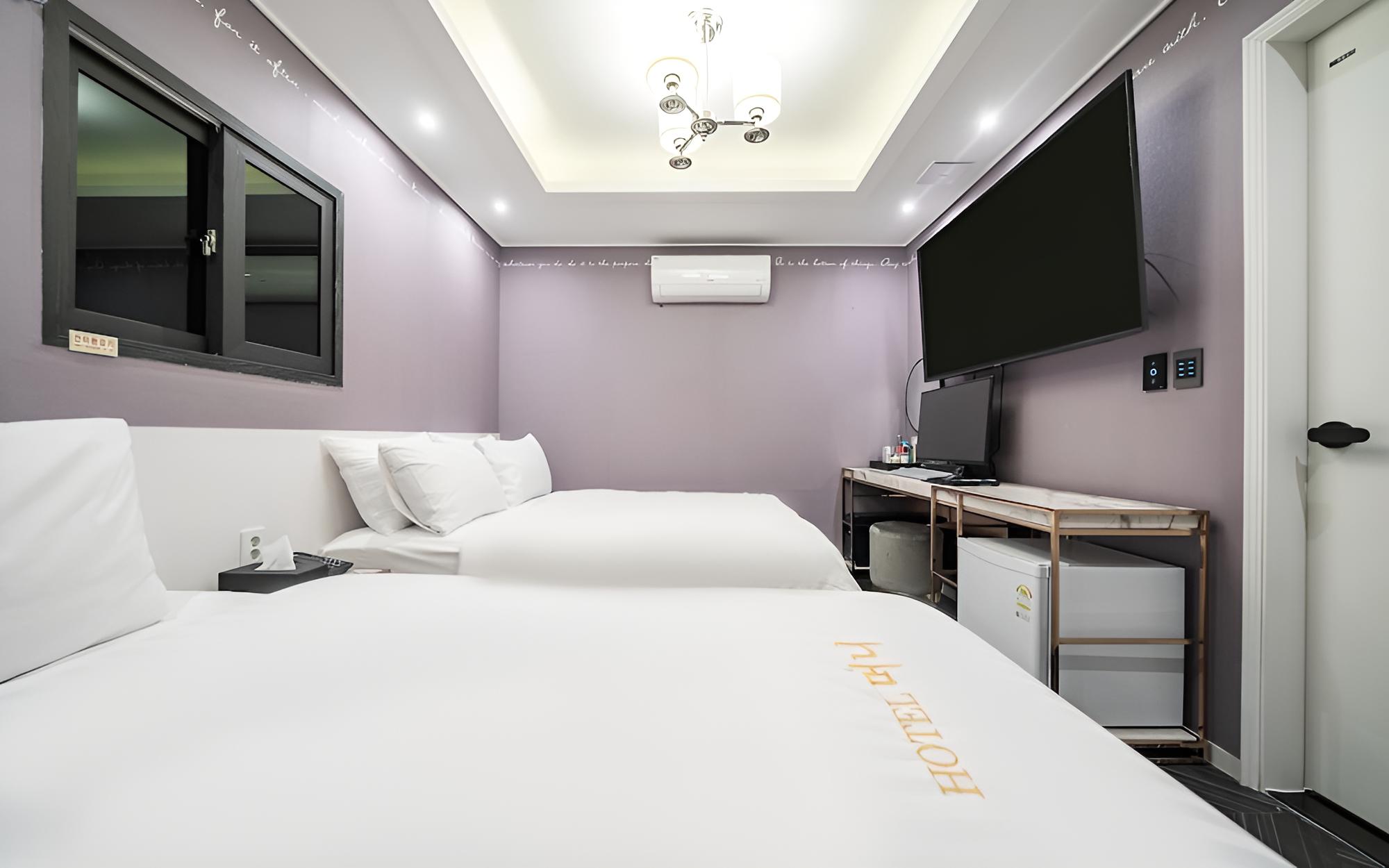 Room (Premium Twin (TV)) - Photo 6