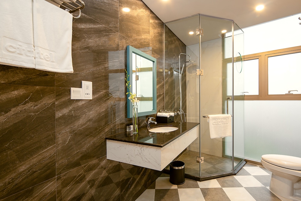 Junior Suite, 1 King Bed, City View - Photo 4