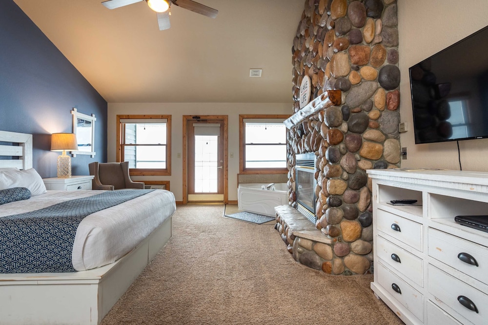 Lakeside Lodge King with Jacuzzi