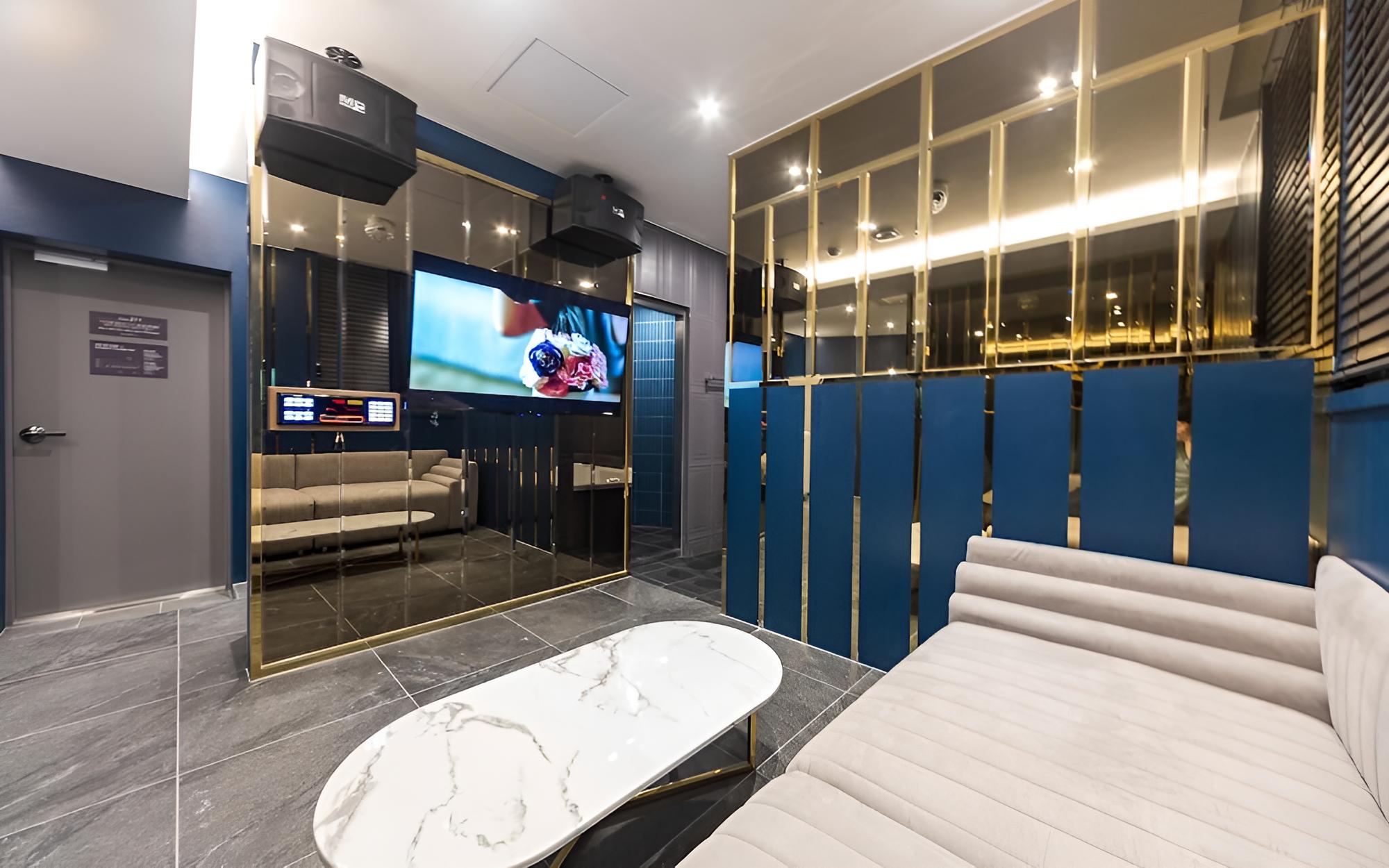 Room (Premium (with styler Netflix availabl) - Photo 15
