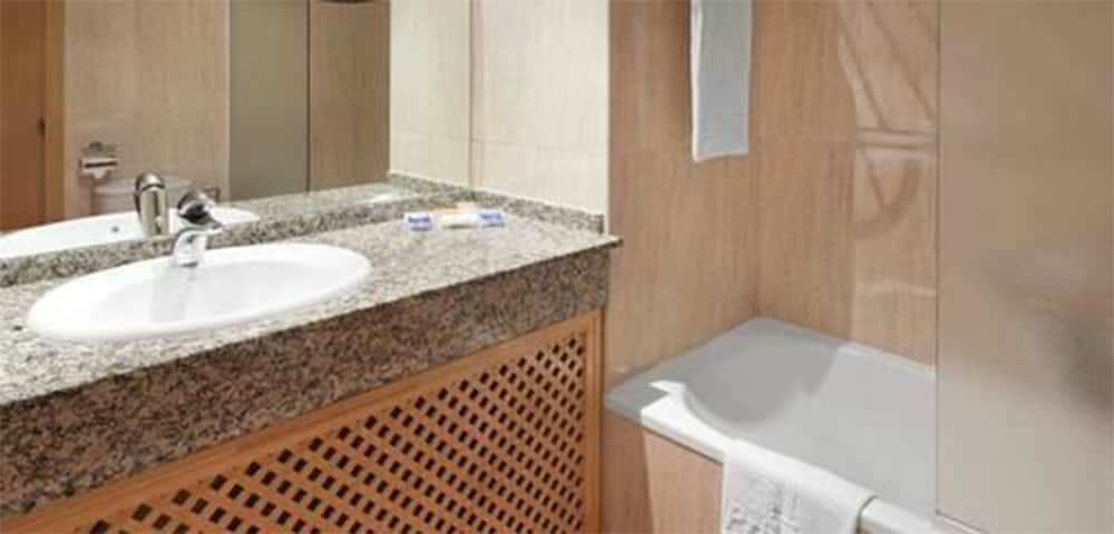 Standard Triple Room, Balcony, Partial Sea View photo 3